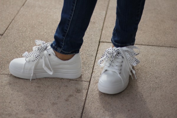 sportlicher Sneaker Schnürsenkel mit Pünktchen WHITE TAMARIS