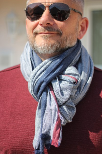 Schal in blau mit rotem Streifen