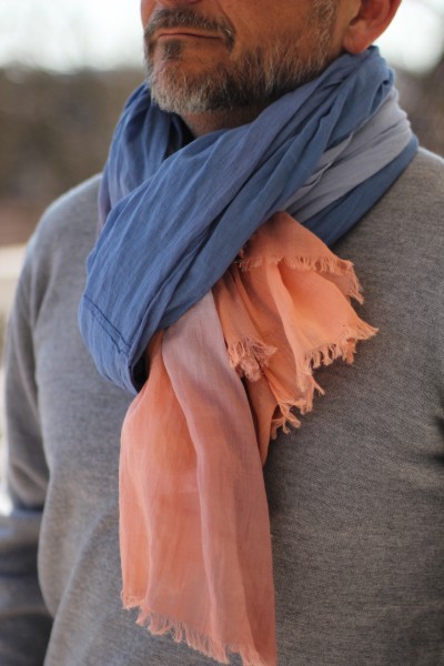 Schal in hellblau mit rosa-lachs farbener Batikwaschung
