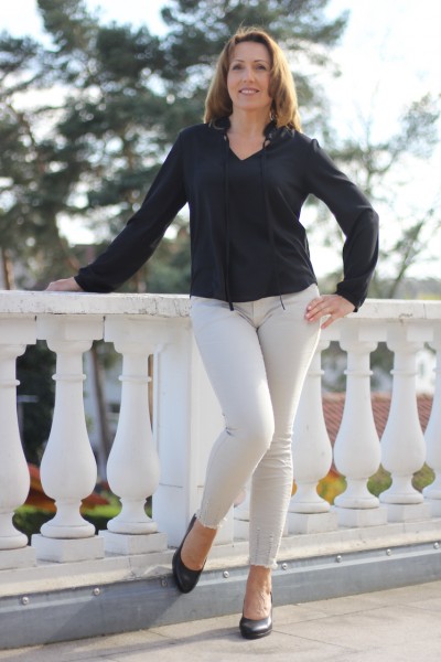 elegante Bluse in schwarz mit Pailletten am Stehkragen in Größe 36