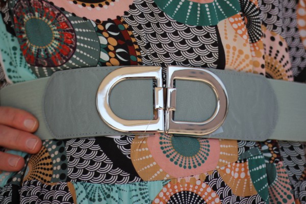 mintfarbener Gummizug-Gürtel mit silberner Schnalle