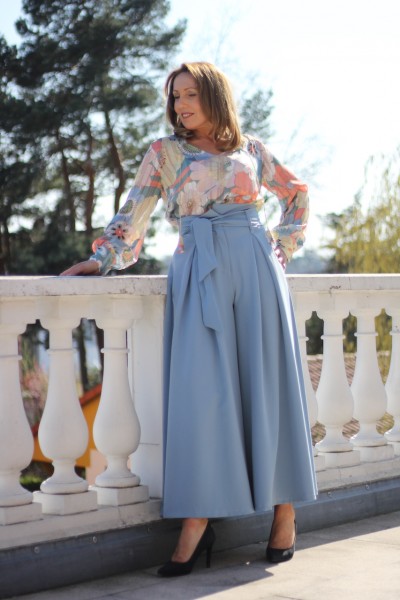 modische Culotte-Hose Gr. 36/38 in hellblau mit breitem Stoffgürtel
