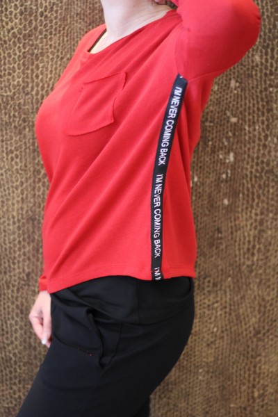 roter Pulli mit seitlichem Schriftzug