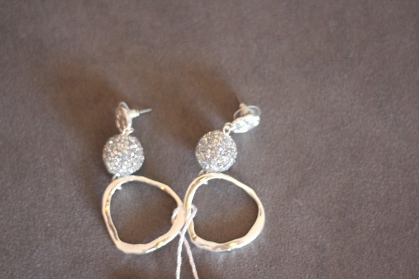 silberfarbene Steck-Ohrringe mit Glitzerkugel