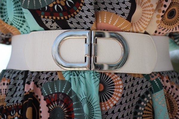weißer Gummizug-Gürtel mit silberner Schnalle