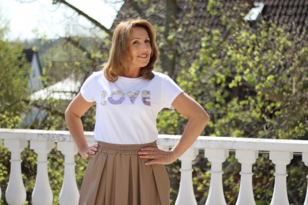 T-Shirt in weiß mit ´LOVE´ Lederapplikation in Größe S/M