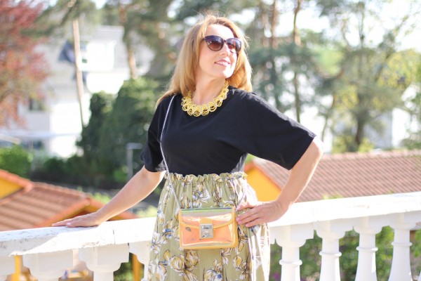 trendige Halskette in gelb