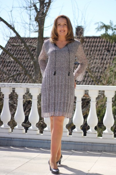 schwarz-gemustertes Plisseekleid in Größe XL