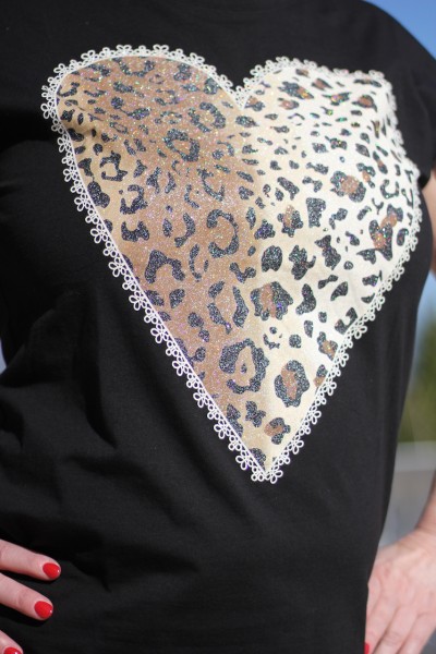 T-Shirt schwarz Leo-Herzdruck in Größe S/M