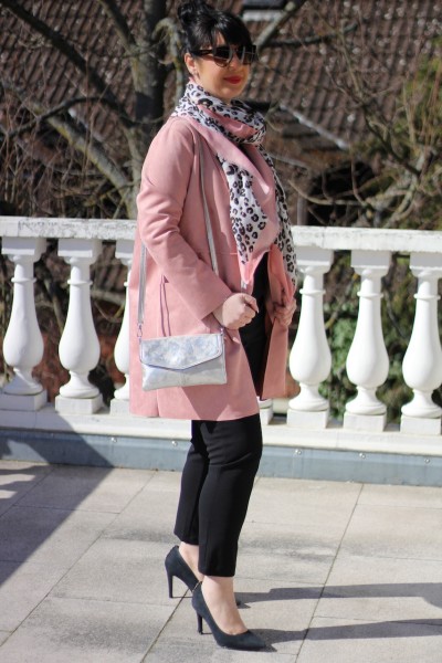 vielseitig kombinierbare silberne Tasche