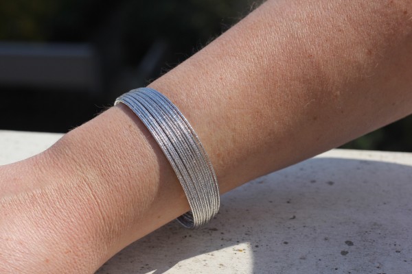 in silber gehaltene Armspange