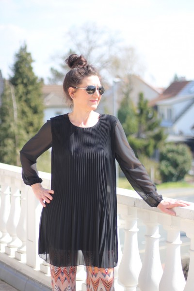 schwarzes Plisseekleid unterfüttert in ONE SIZE