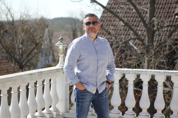 sommerliches Leinenhemd hellblau Gr. M in Langarm und Stehkragen PURE