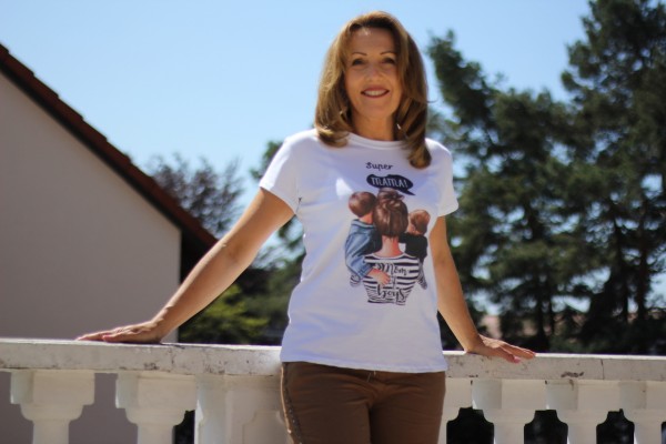 weißes T-Shirt mit Statement ´Mom of boys´ in Größe S/M