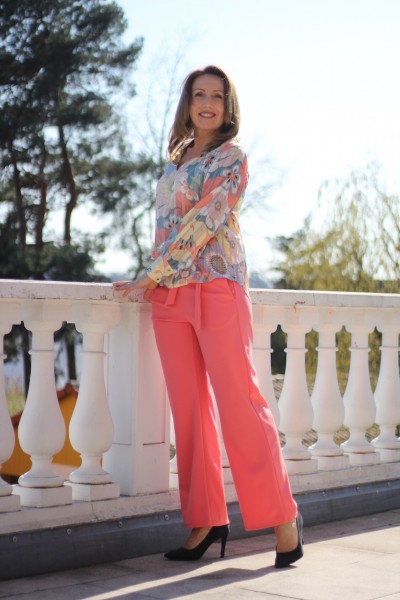 edle Bluse im Blütendesign mit Goldnaht