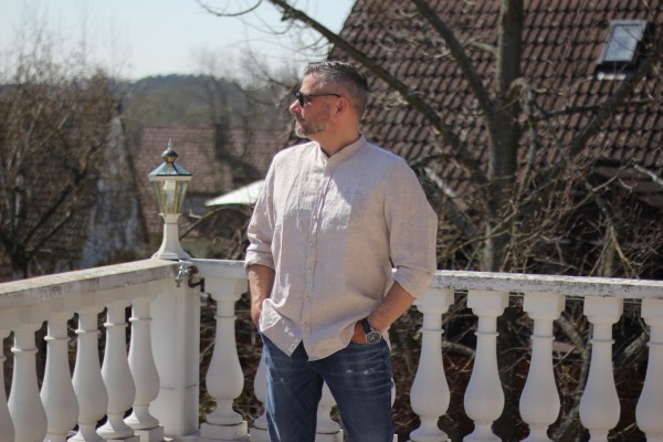 sommerliches Leinenhemd sandfarbe Gr. L in Langarm und Stehkragen PURE