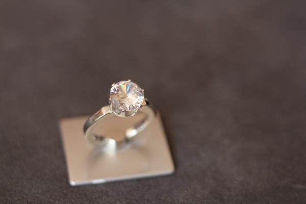 Handyring mit großem Stein