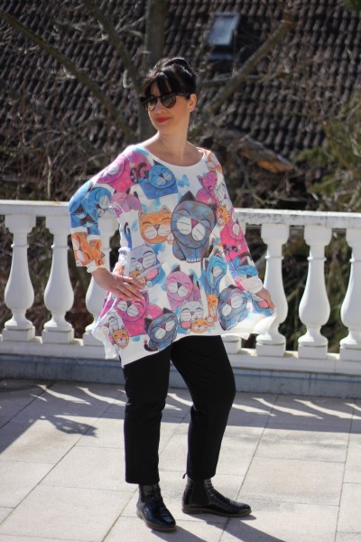 weißer Pullover mit verspielten Katzendruck und Steinchen OVERSIZE