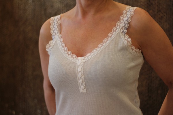 Ripp-Top mit Knopfleiste und Herzspitzenrand in weiß Gr. L/XL