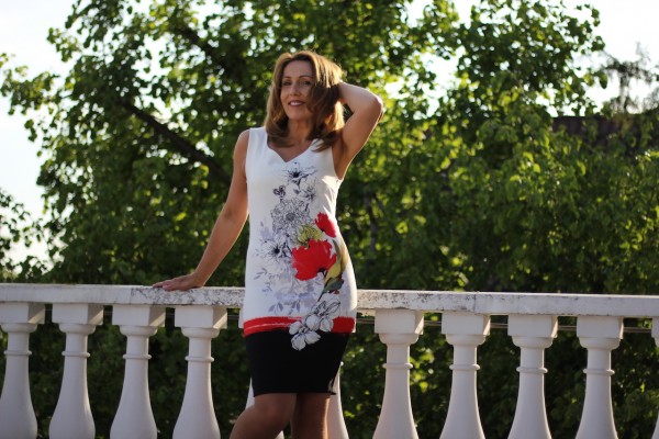 elegantes Kleid in weiß mit Herzausschnitt Bordure und Blumendruck mit Reißverschluss in der Größe m