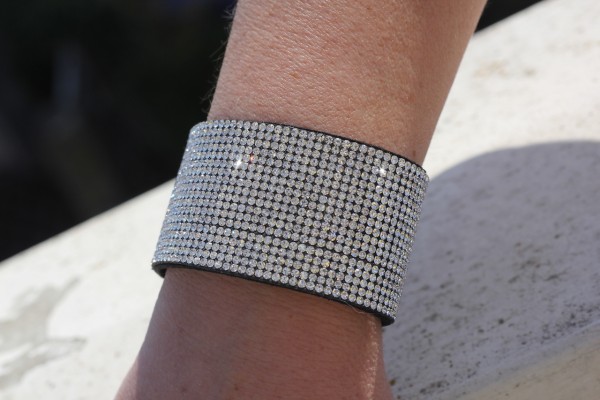 breites Armband mit Glitzersteinen besetzt mit Magnetverschluß