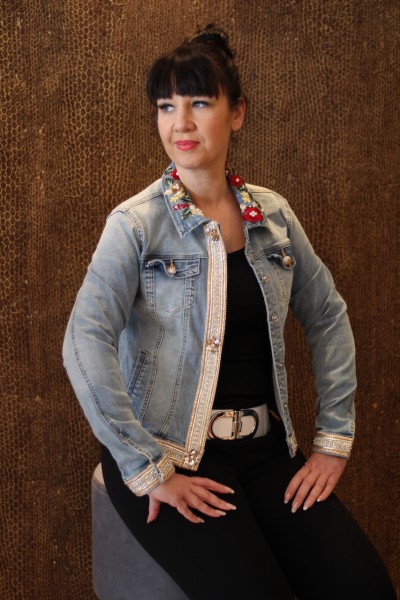 Jeans Jacke mit tollen Stickereien und Steinchenverzierungen