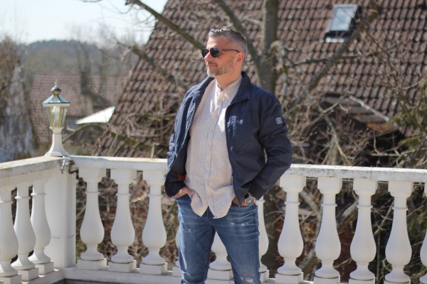 leichte Jacke Gr. 52 in blau mit Innen u. Außentaschen