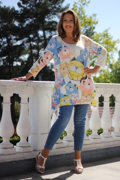 farbenfroher Feinstrickpulli mit Katzenmotiv und Glitzerverzierungen in Oversize