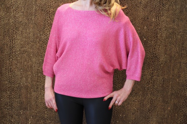 sommerlicher Pullover in fuchsia mit glitzernen Fäden