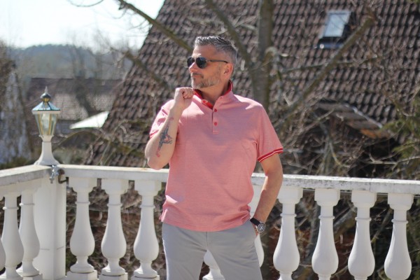 angenehm tragbares Polo-Shirt mit rot-weiß Musterdruck BENVENUTO