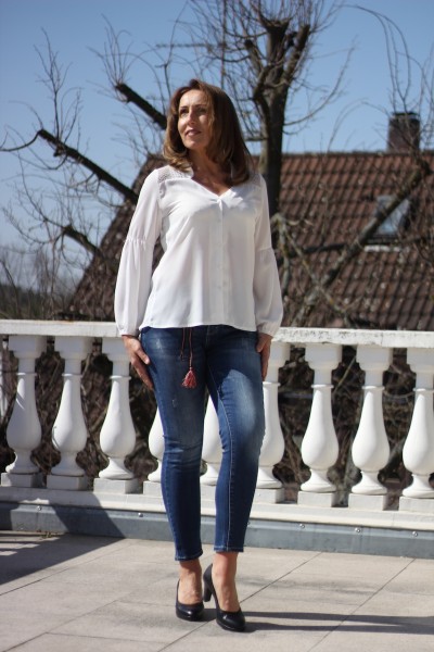 elegante Bluse mit Schulter-Stickerei in weiß