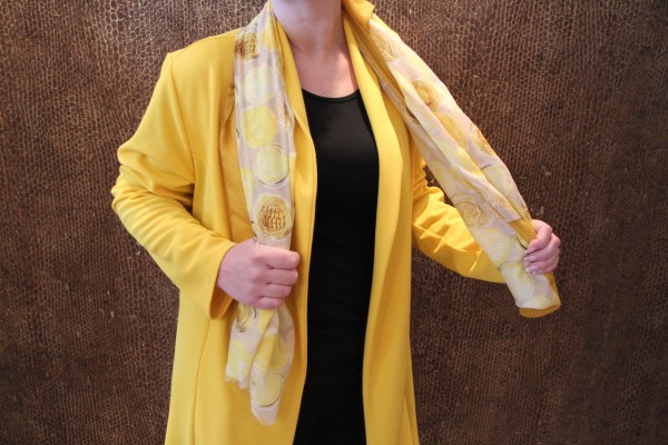 gelber Schal mit sommerlichen Druck und Schimmereffekten