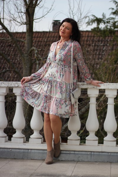 Flower Power Kleid mit lockerem Schnitt und V-Ausschnitt