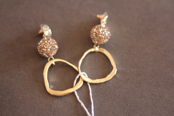 goldfarbene Steck-Ohrringe mit Glitzerkugel