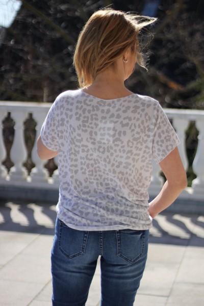 Shirt mit V-Ausschnitt in weiß-grau im LEO-Print