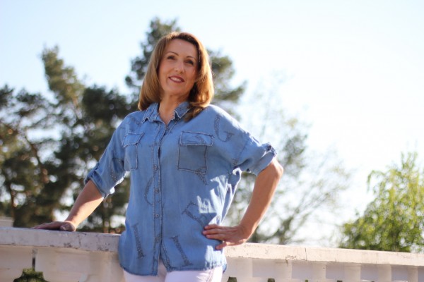 verspieltes Jeans-Blusenhemd mit Silberfaden und großen Buchstaben in Größe ONE SIZE