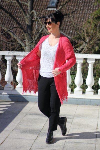 lange Strickjacke fuchsia mit Fransen