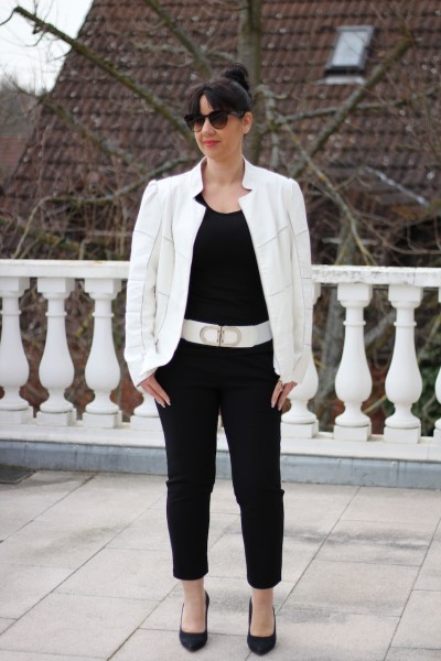 weiße schicke Lederimitat-Jacke mit goldenen Reißverschluß und Puffärmel