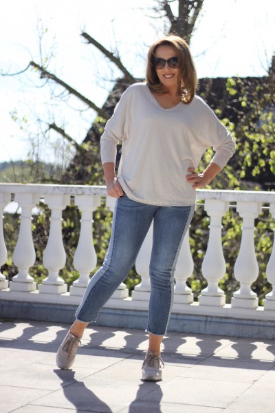 sommerlicher Pulli in beige mit V-Ausschnitt in ONE SIZE