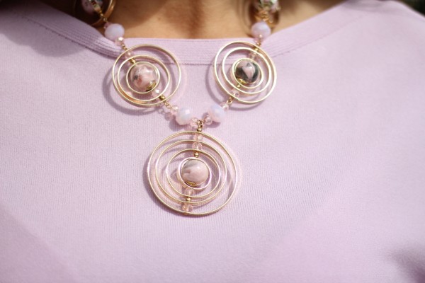 Enganliegende Halskette mit auffälligen Kugeldesign