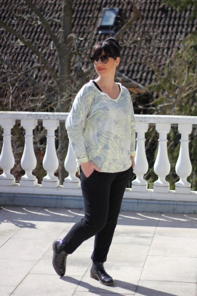 V-Ausschnitt Pullover ONE SIZE in gelb mit Mickey Mouse Kopf-Glitzer