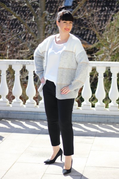 kuschelige Strickjacke in grau mit schimmernden Goldstreifen