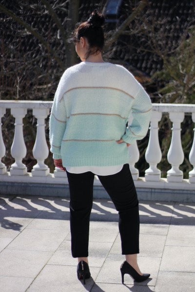 kuschelige Strickjacke ONE SIZE in der Trendfarbe MINT mit schimmernden Goldstreifen