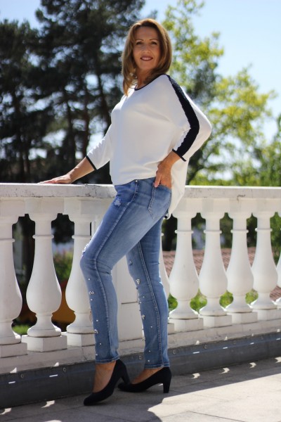 weißer Feinstrickpulli mit schwarzer Glitzerleiste am Hals und Ärmel in ONE SIZE