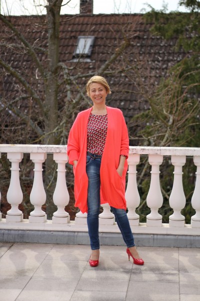 angenehme Langstrickjacke in coral mit 2 Taschen in ONE SIZE