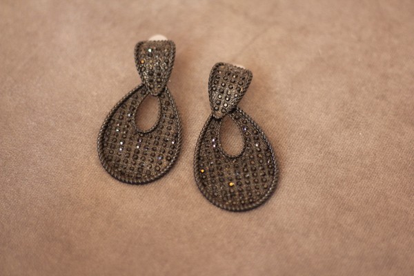 schwarze Steck-Ohrringe in Tröpfchenform mit Steinchen besetzt