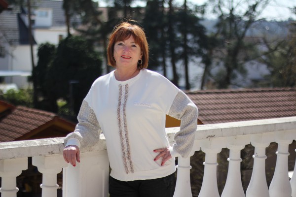 Sweatshirt mit weiß/grau mit goldener Zierleiste ONE SIZE