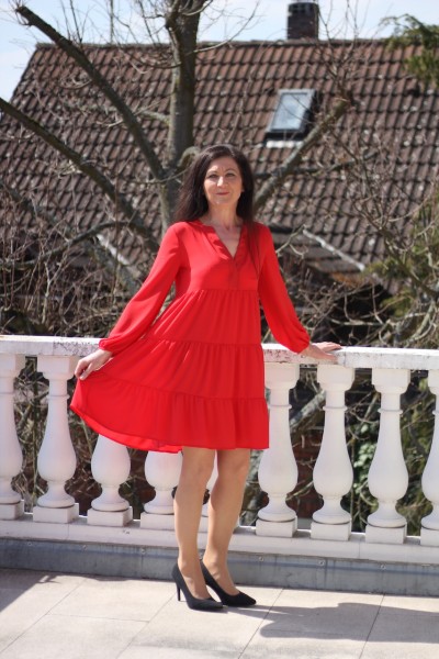 elegantes rotes Kleid mit lockeren Schnitt und angerüschten Stufen