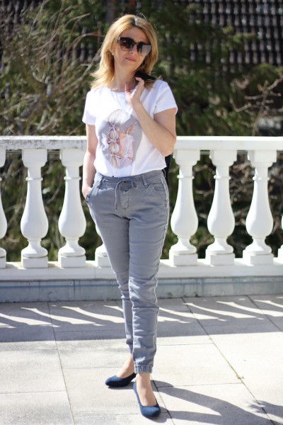 T-Shirt weiß mit grau-farbenen Print