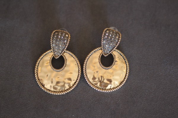 goldfarbene Steck-Ohrringe mit Steinverzierung